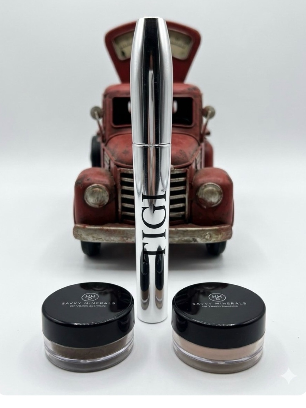 TIGI Silver Mascara-Style Makeup Remover Wand with 2x Savvy Mineral Pots